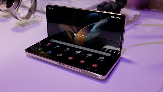 <p>Samsung Galaxy Z Fold4 5G yang baru saja diluncurkan secara resmi. (Liputan6.com/Iskandar)</p>