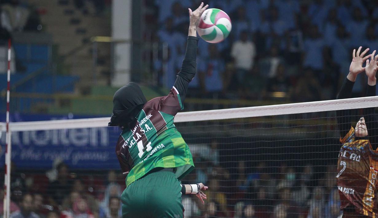Pemain Tim Voli Putri Petrokimia Gresik Pupuk Indonesia, Bela Sabrina Agustina (kiri) melepaskas spike yang berusaha diblok pemain TNI AU, Dewi Intan Sari pada laga grand final Livoli Divisi Utama 2023 di di GOR Joyoboyo, Kediri, Sabtu (9/12/2023) malam WIB. Petrokimia Gresik Pupuk Indonesia menang 3-0 (25-21, 25-23, 25-16). (PBVSI)