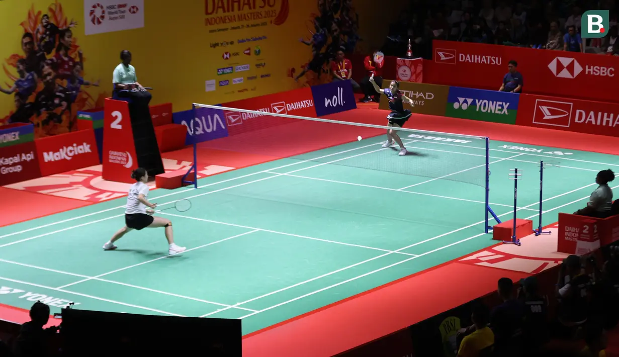 Tunggal putri bulu tangkis Indonesia, Gregoria Mariska Tunjung, saat melawan wakil Chinese Taipei, Lin Hsiang Ti, dalam pertarungan babak 16 besar di Istora Gelora Bung Karno, Senayan, Jakarta pada Kamis (23/1/2024) sore WIB. (Bola.com/Abdul Aziz)