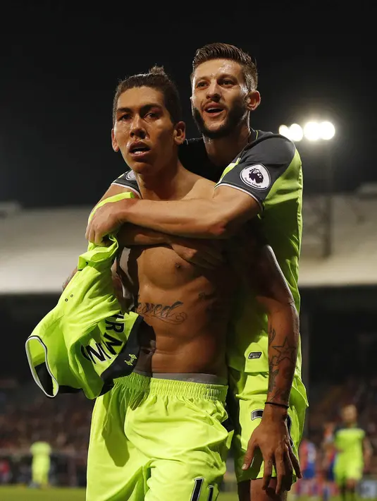 Gelandang Liverpool, Roberto Firmino, membuka baju merayakan gol yang dicetaknya ke gawang Crystal Palace pada laga Premier League di Stadion Selhurst Park, Inggris, Sabtu (29/10/2016). Liverpool menang 4-2 atas Palace. (Reuters/John Sibley)