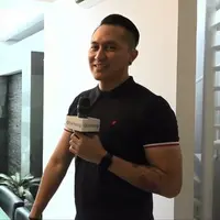 Demian Aditya terpukul saat Sara Wijayanto melakukan beberapa program kehamilan yang membuat Sara kesakitan.