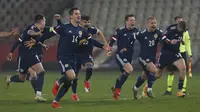 Pemain Skotlandia merayakan kemenangan atas Serbia pada pertandingan playoff Euro 2020 di Stadion Rajko Mitic, Beograd, Serbia, Kamis (12/11/2020). (AP Photo/Darko Vojinovic)