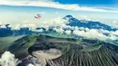 Dengan memakai parasut, Dominic Roithmair dan Marco Furst mengibarkan bendera Merah Putih di atas Gunung Bromo. (Red Bull Content Pool)