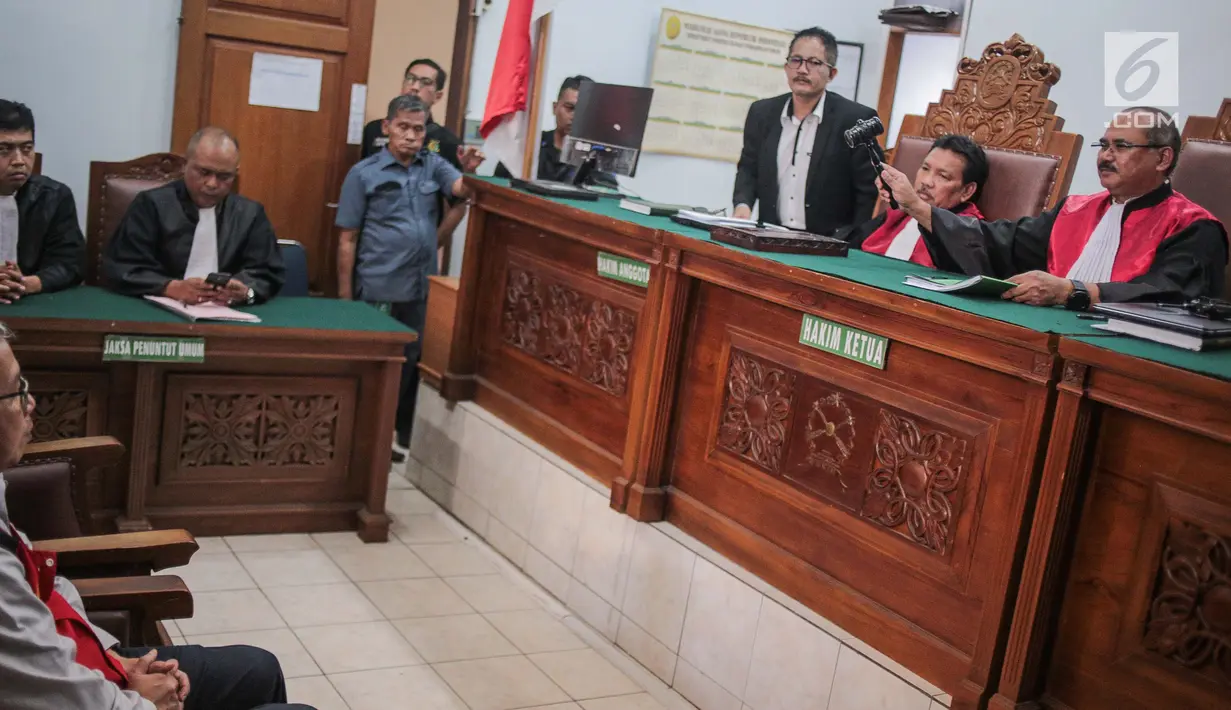 Majelis Hakim mengetuk palu usai membacakan putusan dalam sidang kasus dugaan penghilangan barang bukti pengaturan skor dengan terdakwa Joko Driyono di PN Jakarta Selatan, Selasa (23/7/2019). Mantan Plt Ketua Umum PSSI Joko Driyono divonis 1 tahun 6 bulan penjara. (Liputan6.com/Faizal Fanani)
