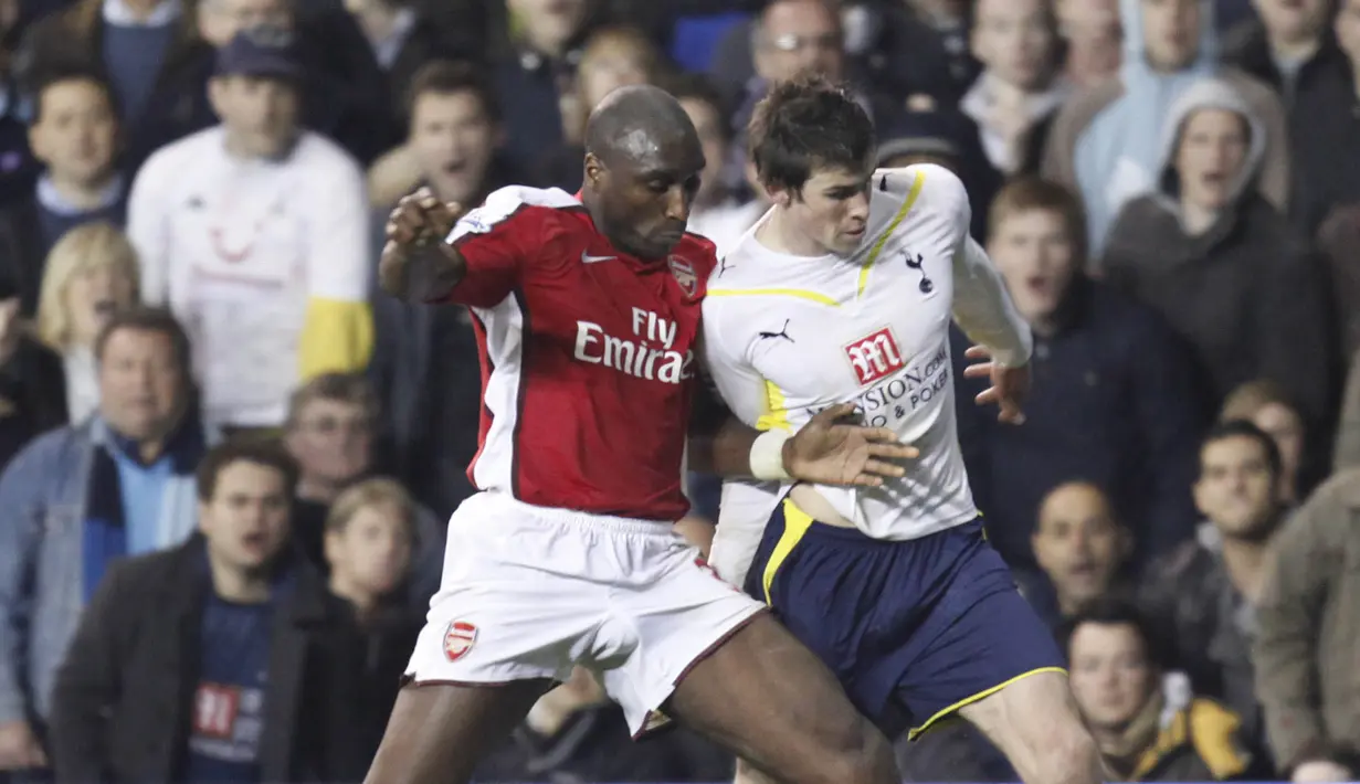 Pemain Arsenal, Sol Campbell beradu badan dengan pemain Tottenham, Gareth Bale pada laga Liga Premier di Stadion White Hart Lane, Inggris, Rabu (14/4/2010). (AFP Photo/Ian Kington)