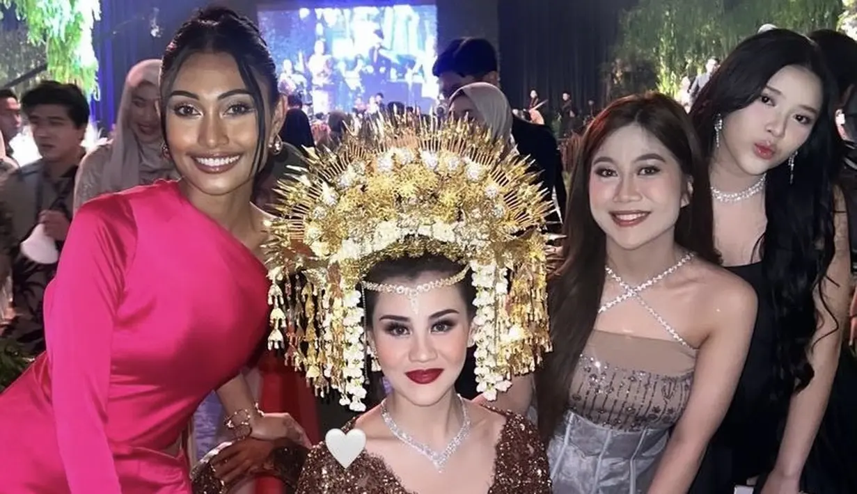 Tiara Andini hadir dengan dress hitam, ia pun membawa handbag mini blink-blink dari Prada. Ia pun menambahkan perhiasaan silver dari kalung hingga anting-antingnya. [@noviabachmid]