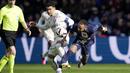 Pemain Paris Saint-Germain (PSG), Neymar, terjatuh saat berebut bola dengan pemain Lille, Benjamin Andre, pada laga Liga Prancis di Stadion Parc des Princes, Minggu (19/2/2023). (AP Photo/Christophe Ena)