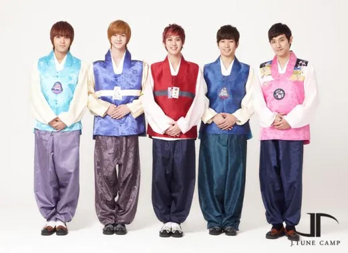 MBLAQ menyapa dengan baju tradisional Korea di tahun baru. Â©soompi.com