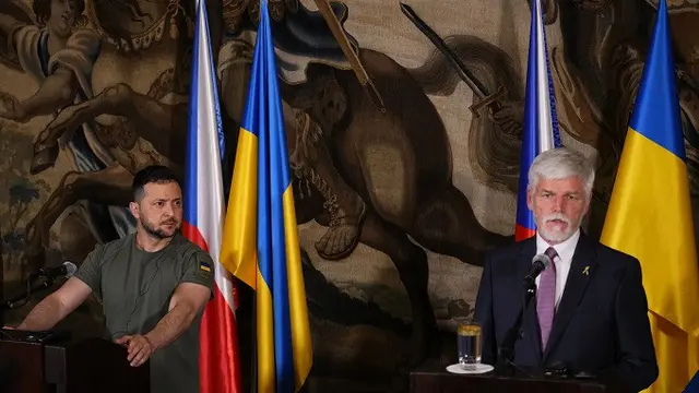 Presiden Ukraina Volodymyr Zelensky dan Presiden Ceko Petr Pavel.
