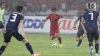Bek Timnas Indonesia U-19, Firza Andika (tengah) mencoba menembus pertahanan adangan tiga pemain Jepang pada perempat final Piala AFC U-19 2018 di Stadion GBK, Jakarta, Minggu (28/10). Indonesia kalah 0-2. (Liputan6.com/Helmi Fithriansyah)