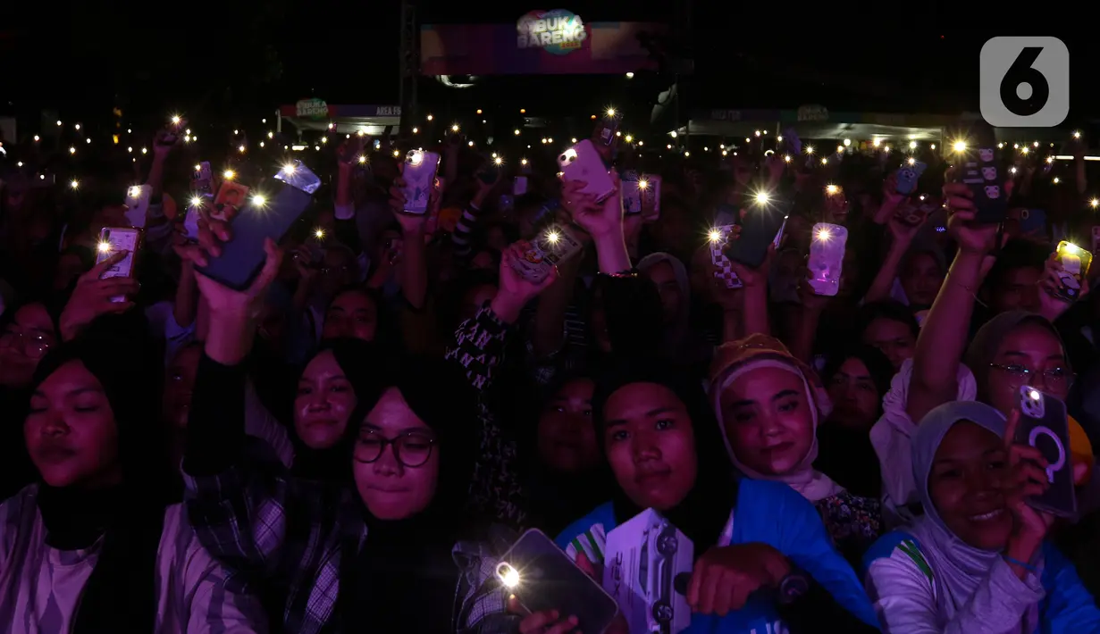 Pada hari pertama, KapanLagi Buka Bareng 2023 telah sukses digelar dan dipadati oleh begitu banyak pengunjung. Acara dimeriahkan oleh live perfomance dari V1rst dan Un1ty, Fajar Sadboy feat. JC Squad, dan Guyon Waton. (Liputan6.com/Herman Zakharia)