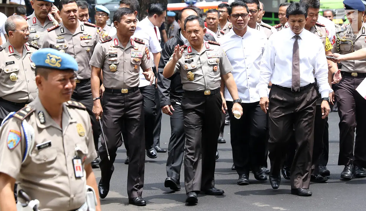 Kapolri Jenderal Tito Karnavian dan Kapolda Metro Jaya Irjen Pol Idham Azis bersiap merilis kasus penyelundupan narkoba asal Malaysia di Polda Metro Jaya, Jakarta, Senin (12/2). Narkoba disembunyikan dalam 12 mesin cuci. (Liputan6.com/Immanuel Antonius)