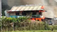 Kerusuhan pecah di Kabupaten Dogiyai, Papua Tengah, mengakibatkan tiga orang aparat dari TNI/Polri terluka terkena panah dan puluhan bangunan terbakar. (Liputan6.com/ Dok Humas Polda Papua)