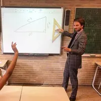 Duh, ganteng banget, sih, Pak Guru yang satu ini! (Sumber foto: