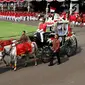 Pasukan Pengamanan Presiden (Paspampres) mengendarai Kereta Kencana yang membawa duplikat Bendera Pusaka Merah Putih dan Teks Proklamasi ketika Parade Kirab Bendera Merah Putih menuju Istana Merdeka di Jakarta, Kamis (17/8). (Liputan6.com/Pool)