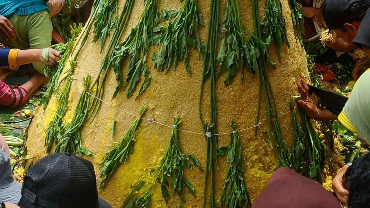 FOTO: Perayaan HUT Kabupaten Trenggalek, Warga Antusias Berebut Berkah Tumpeng Raksasa