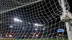 Kiper AS Roma, Wojciech Szczesny gagal menghalau bola tendangan Cristiano Ronaldo pada leg pertama 16 besar Liga Champions di Stadion Olimpico, Italia (18/2). Real Madrid menang atas AS Roma dengan skor 2-0. (REUTERS/Alessandro Bianchi)
