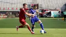 Pemain Persib Bandung, Balsa Sekulic (kanan), berusaha melepaskan diri dari kawalan gelandang Persija Jakarta, Stjepan Loncar (kiri), pada laga semifinal Piala Presiden 2026 di Stadion Kapten I Wayan Dipta, Gianyar, Bali, Selasa (4/8/2026). Balsa tampil agresif sepanjang pertandingan dan turut mencetak satu gol melalui titik penalti untuk membantu Maung Bandung menang 2-1 sekaligus memastikan langkah ke partai final. (Bola.com/Alit Binawan)