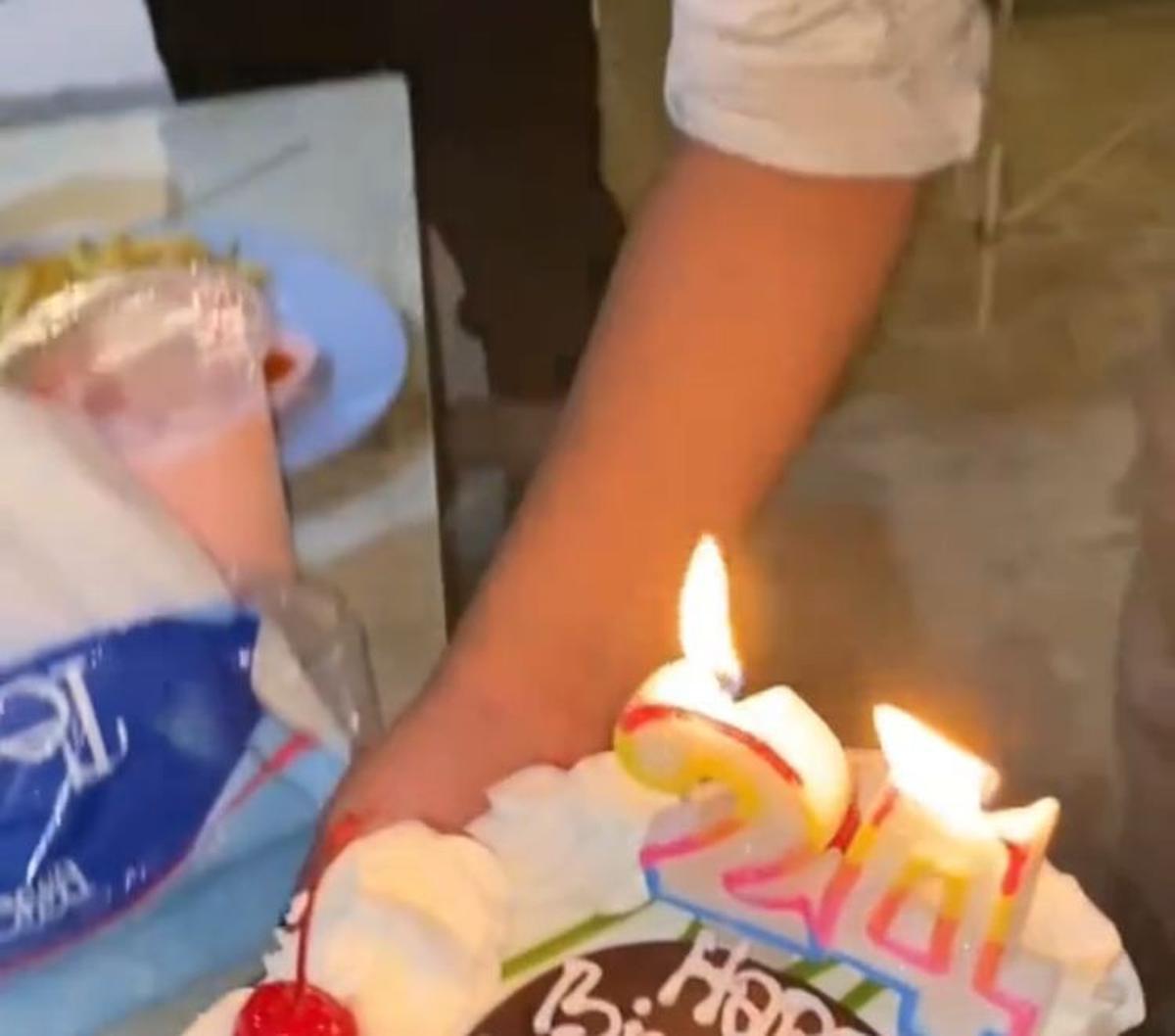 Kue ini bertuliskan 'Happy Birthday Bu Ayu Cantik,".