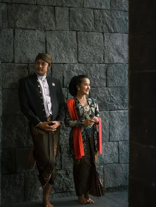 Begitu pula dengan Widi Mulia mengenakan busana kebaya.  (Instagram/widimulia).