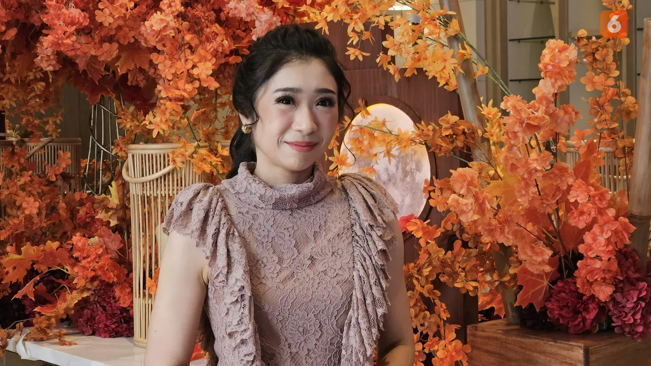 Dr. Evania menjelaskan pentingnya diet terkontrol dan perawatan untuk mengencangkan kulit setelah penurunan berat badan untuk mencegah kulit bergelambir (Foto: Aditya Eka Prawira/Liputan6.com)