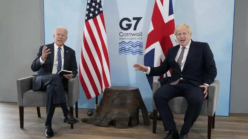 Pertemuan antara Presiden Joe Biden dan Perdana Menteri Inggris Boris Johnson selama pertemuan bilateral menjelang KTT G7, Kamis (10 Juni 2021) di Carbis Bay, Inggris. (Foto AP/Patrick Semansky)