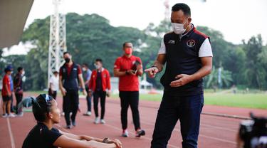 CdM Kontingen Indonesia untuk SEA Games Ferry Kono dan Emilia Nova