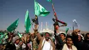 Sejumlah orang membawa senjata dan bendera saat mengikuti peringatan hari kelahiran Nabi Muhammad di Sanaa, Yaman (11/12). Mereka menghadiri acara tersebut membawa spanduk-spanduk besar yang berisi slogan peringatan Maulid Nabi.  (Reuters/Khaled Abdullah)