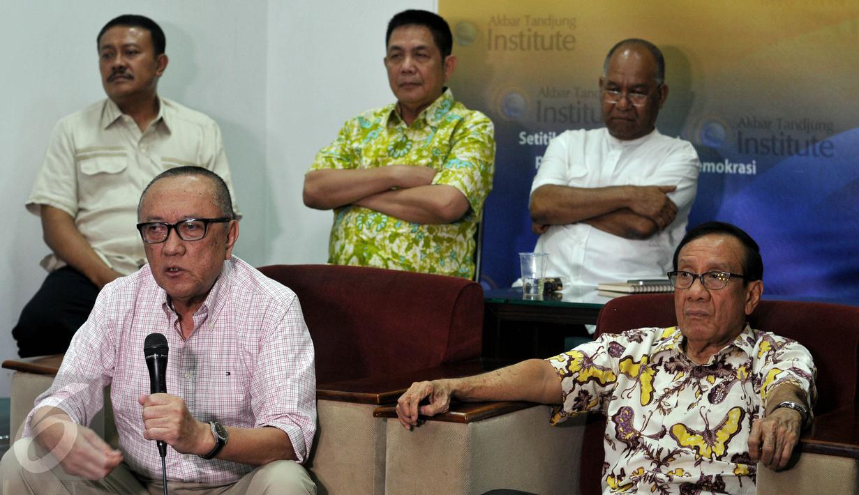 Hafidz Zawawi (kiri) saat menemui Akbar Tandjung di Jakarta, Kamis, (7/1/2016). Eksponen Pengurus DPP dan  Dewan Pertimbangan Partai Golkar mendesak Munas Partai Golkar digelar secepatnya untuk penyelamatan Partai Golkar. (Liputan6.com/Johan Tallo)