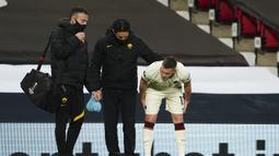 Sempat ditarik keluar untuk mendapat perawatan dan masuk kembali, namun akhirnya tidak dapat melanjutkan pertandingan. Ia digantikan oleh Gonzalo Villar pada menit ke-5. (AP/Jon Super)