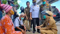 Wawako Palembang Fitrianti Agustinda mengedukasi pasangan suami istri (pasutri) yang ditemui duduk di pinggir jalan, untuk tidak melakukan aksi meminta-minta (Liputan6.com / Nefri Inge)