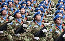 FOTO: Cantik dan Sangar, Ini Potret Tentara Wanita Vietnam Bersenjata Laras Panjang Saat Peringatan Penaklukan Prancis
