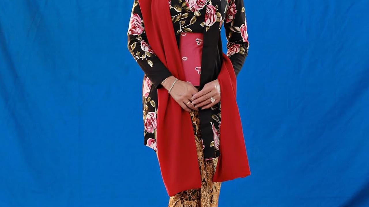 Potret Krisdayanti Tampil Elegan dalam Balutan Kebaya Tradisional