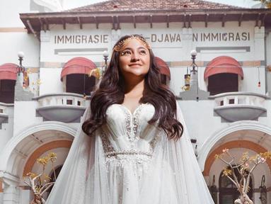 Marshanda, penyanyi dan aktris yang sudah eksis di usia belia ini memang selalu mencuri perhatian. Di usianya yang sudah kepala tiga ini ia beberapa kali ia masih bermain sinetron dan jalani pemotretan. Namun ada kalanya unggahan instagramnya kerap menjadi sorotan. (Liputan6.com/IG/@marshanda99)