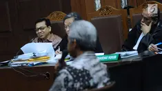 Terdakwa dugaan korupsi pengadaan e-KTP, Setya Novanto saat mendengar kesaksian mantan Wakil Ketua Komisi II DPR, Ganjar Pranowo pada sidang lanjutan di Pengadilan Tipikor, Kamis (8/2). Sidang mendengar keterangan saksi. (Liputan6.com/Helmi Fithriansyah)