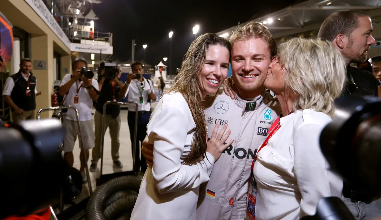 Pembalap Mercedes Nico Rosberg dari Jerman merayakan kemangan bersama ibunya (kiri) dan istri setelah sebagai juara Formula 1 2016 di sirkuit Yas Marina di Abu Dhabi, Uni Emirat Arab, (27/11). (REUTERS/Hamad I Mohammed)