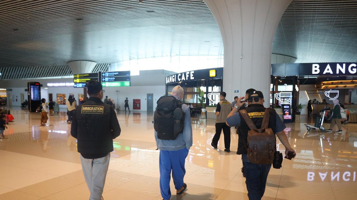 Turis Belgia Dideportasi Usai Aksi Nekat Lompat ke Laut Pakai Motor Sewaan di Bali