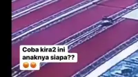 Seorang laki-laki terekam sedang melecehkan seorang wanita saat sedang salat di Masjid Agung Praya di Jalan Sukarno Hatta, Kelurahan Lenteng, Kecamatan Praya, Lombok Tengah, Nusa Tenggara Barat (NTB). (Sumber: Tangkapan layar video yang diunggah akun X @kegblgnunfaedh).