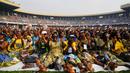 Umat memadati Stadion Martir di Kinshasa, Republik Demokratik Kongo untuk pertemuan antara Paus Fransiskus dan kaum muda, Kamis (2/2/2023). Paus Fransiskus tiba di ibu kota Kinshasa, Republik Demokratik Kongo, sebagai bagian dari lawatan selama enam hari ke benua Arika, termasuk ke Sudan Selatan. Puluhan ribu orang menyambut kedatangan Paus Fransiskus sejak dari bandara ke ibu kota Kinshasa. (AP Photo/Gregorio Borgia)