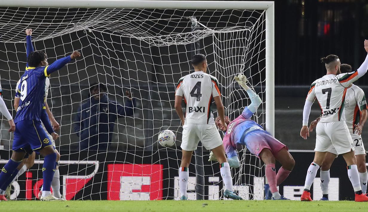 Pemain Venezia, Jay Idzes (4) tak mampu berkutik saat gawang timnya kebobolan pada laga lanjutan Liga Italia 2024/2025 melawan Hellas Verona di Marcantonio Bentegodi Stadium, Italia, Sabtu (05/10/2024) WIB. (AP Photo/LaPresse/Paola Garbuio)