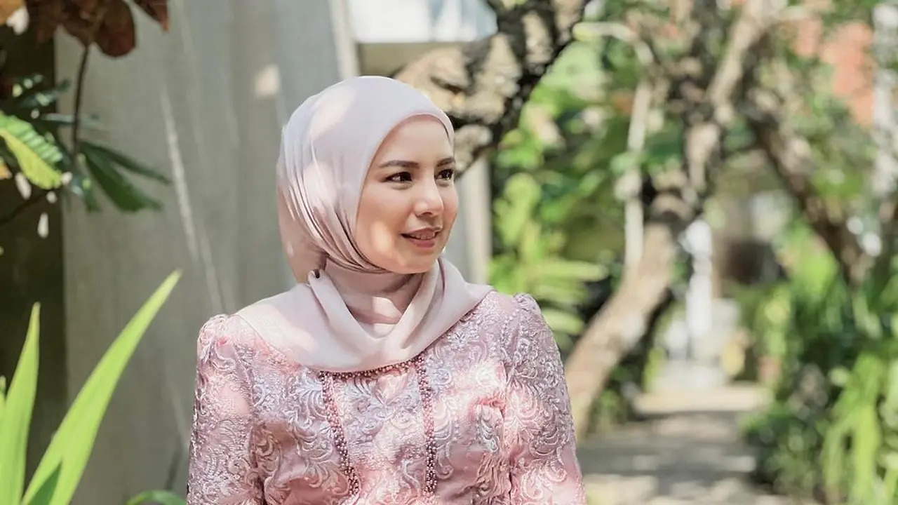 6 Adu Gaya Tya Ariestya, Cut Meyriska, hingga Eriska Rein Kembaran Pakai Kebaya Bali