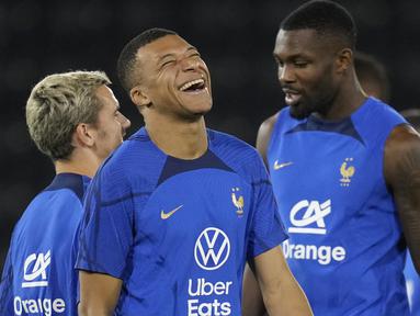 Striker timnas Prancis, Kylian Mbappe (tengah)saat bersenda gurau dengan rekan satu timnya dalam sesi latihan yang berlangsung di Jassim Bin Hamad stadium, Doha, Qatar, Kamis (8/12/2022). Prancis akan menghadapai timnas Inggris dalam pertandingan perempat final Piala Dunia 2022 pada 10 Desember 2022. (AP Photo/Christophe Ena)
