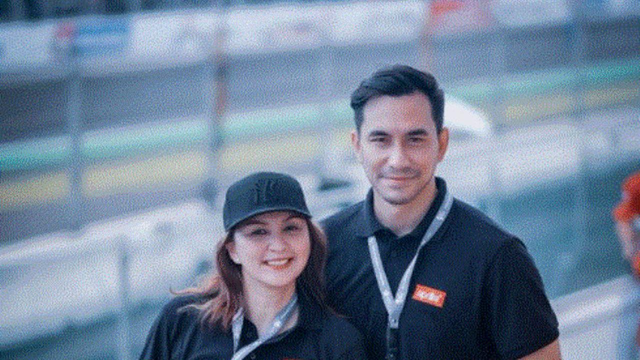 Darius Sinathrya dan Donna Agnesia nonton langsung MotorGP di circuit Mandalika