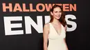 <p>Aktris AS Andi Matichak tiba untuk pemutaran perdana film "Halloween Ends" di TCL Chinese Theatre, Hollywood, California, Amerika Serikat, 11 Oktober 2022. Andi Matichak menampilkan atasan krim backless yang dipadukan dengan gaun putihnya yang berlipit halus. (Photo by Michael Tran / AFP)</p>