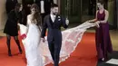 Bintang Barcelona, Lionel Messi, mendampingi sang istri, Antonella Roccozzo, menemui wartawan usai mengadakan resepsi pernikahan di Kompleks City Center, Santa Fe, Jumat (30/6/2017). (AP/Victor R Caivano)