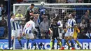 Bek Manchester City, Aymeric Laporte, mencetak gol ke gawang Brighton and Hove Albion pada laga Premier League di Stadion AMEX, Minggu (12/5). Manchester City menang 4-1 atas Brighton and Hove Albion. (AP/Frank Augstein)