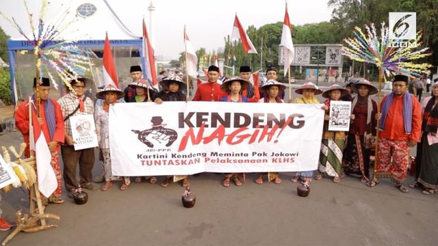 Warga Betawi Rawa Belong melakukan prosesi Buka Palang Pintu Betawi sebagai bentuk solidaritas di sela-sela aksi para petani wanita Kendeng di seberang Istana Negara.