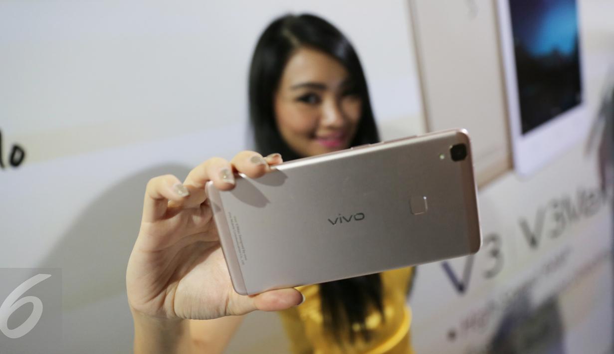 Model berselfie menggunakan smartphone Vivo yang baru saja resmi diluncurkan di Jakarta, Kamis (26/5/2016).  Produsen smartphone asal China itu  meluncurkan dua smartphone, Vivo V3 Max dan Vivo V3 di Indonesia. (Liputan6.com/Herman Zakharia)