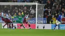 Bek Leicester City, Ricardo Pereira (kanan) mencetak gol kedua untuk timnya ke gawang West Ham United pada pekan 24 Liga Inggris 2019-2020 di Stadion King Power, Rabu (22/1/2020). Menjamu West Ham , Leicester City berhasil menang meyakinkan dengan skor akhir 4-1. (AP/Rui Vieira)