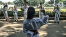 Murid Taekwondo Indonesia Manroe Club mengucapkan Janji Taekwondo sebelum mengikuti latihan rutin di kawasan Kanal Banjir Timur (KBT), Jakarta Timur, Senin (16/8/2021). Protokol kesehatan dilakukan terhadap murid maupun orangtua yang mengantarkan anak mereka. (merdeka.com/Iqbal S. Nugroho)